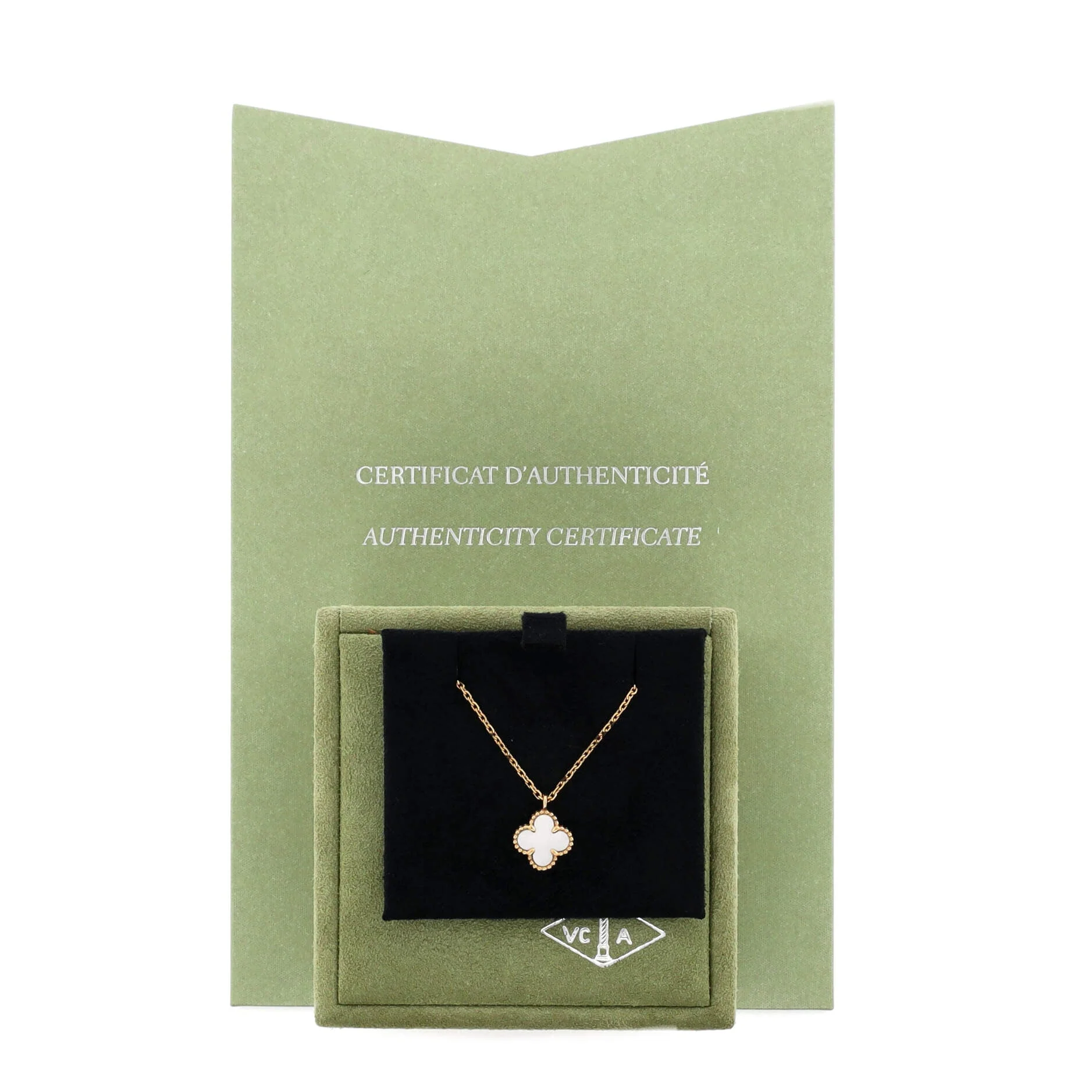 Sweet Alhambra Pendant Necklace 18K Yellow Gold and Mother of Pearl