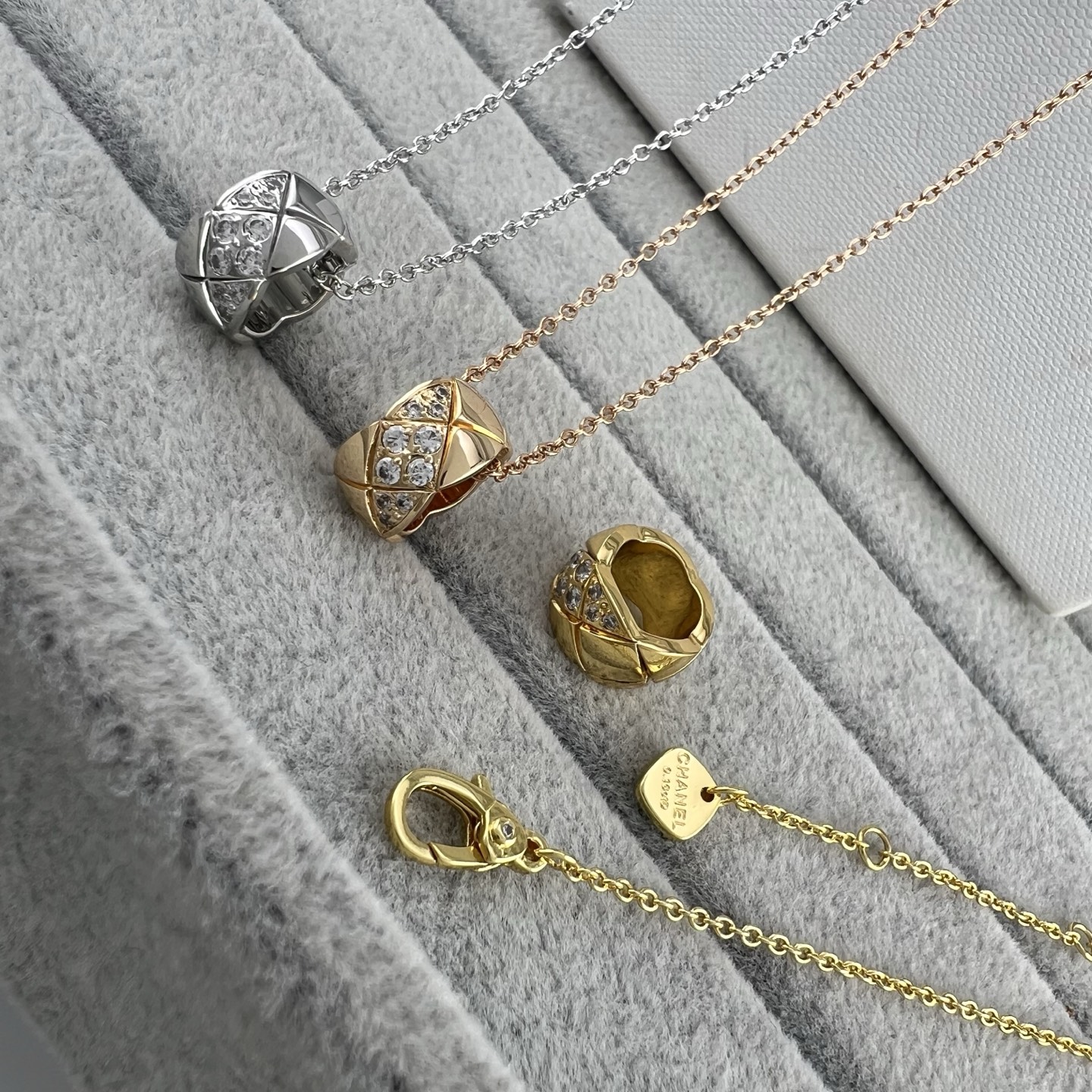 Large diamond-patterned pendant necklace - Artisantouchss