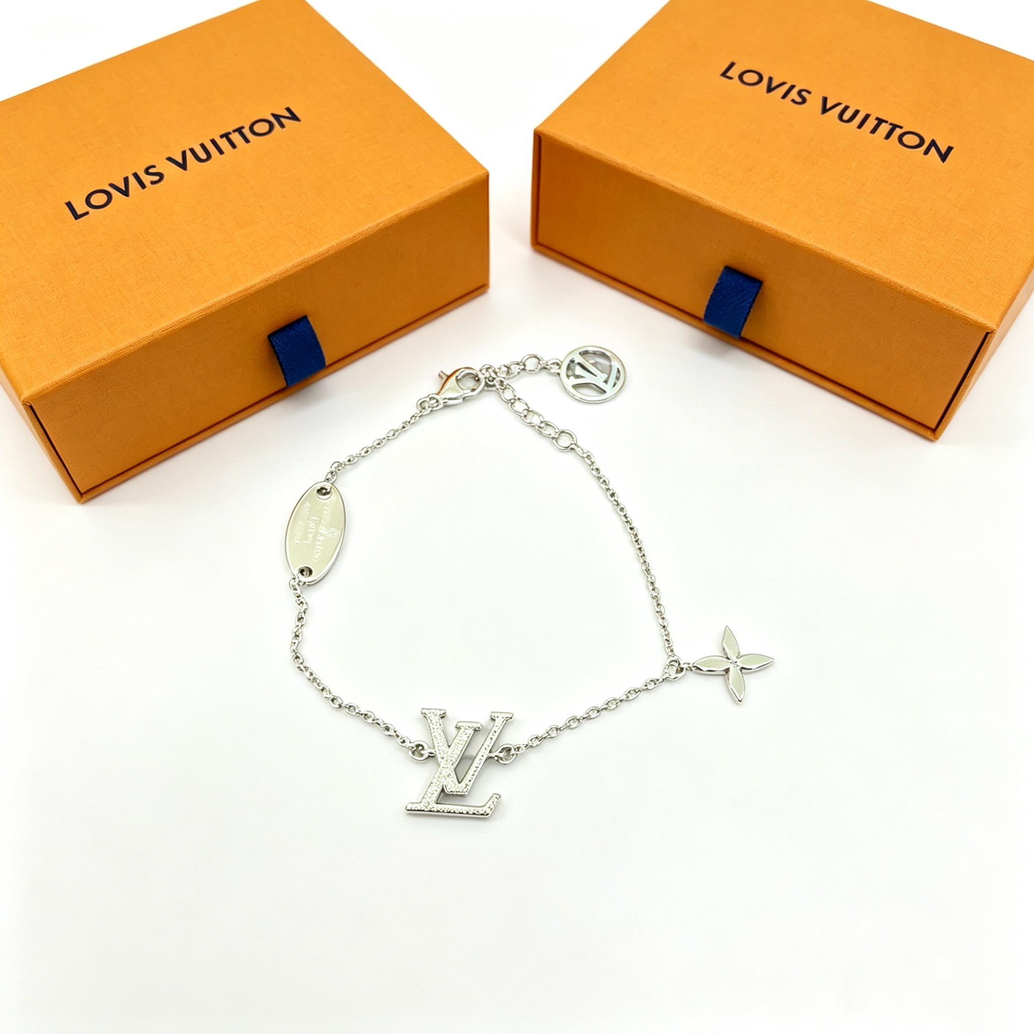 L — Metal Bracelet Single Pendant Style