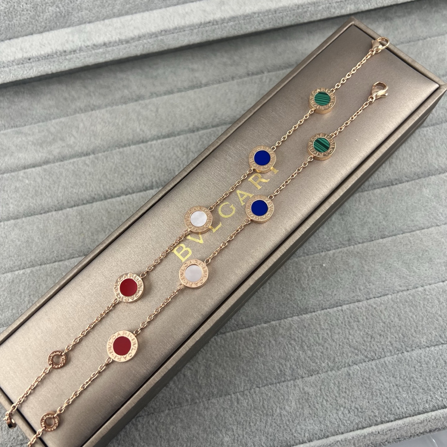 Rose gold round mother-of-pearl four-flower bracelet - Artisantouchss
