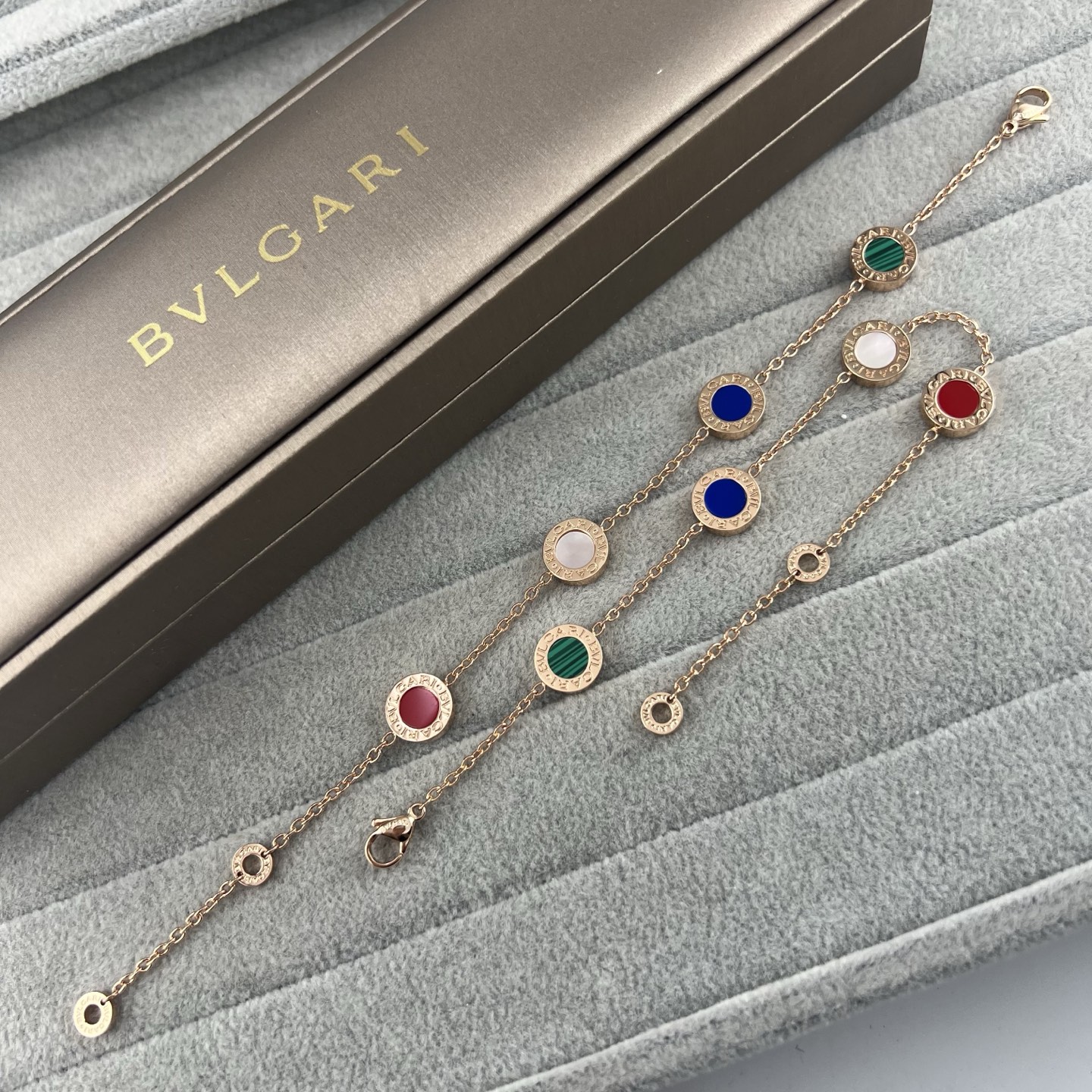 Rose gold round mother-of-pearl four-flower bracelet - Artisantouchss