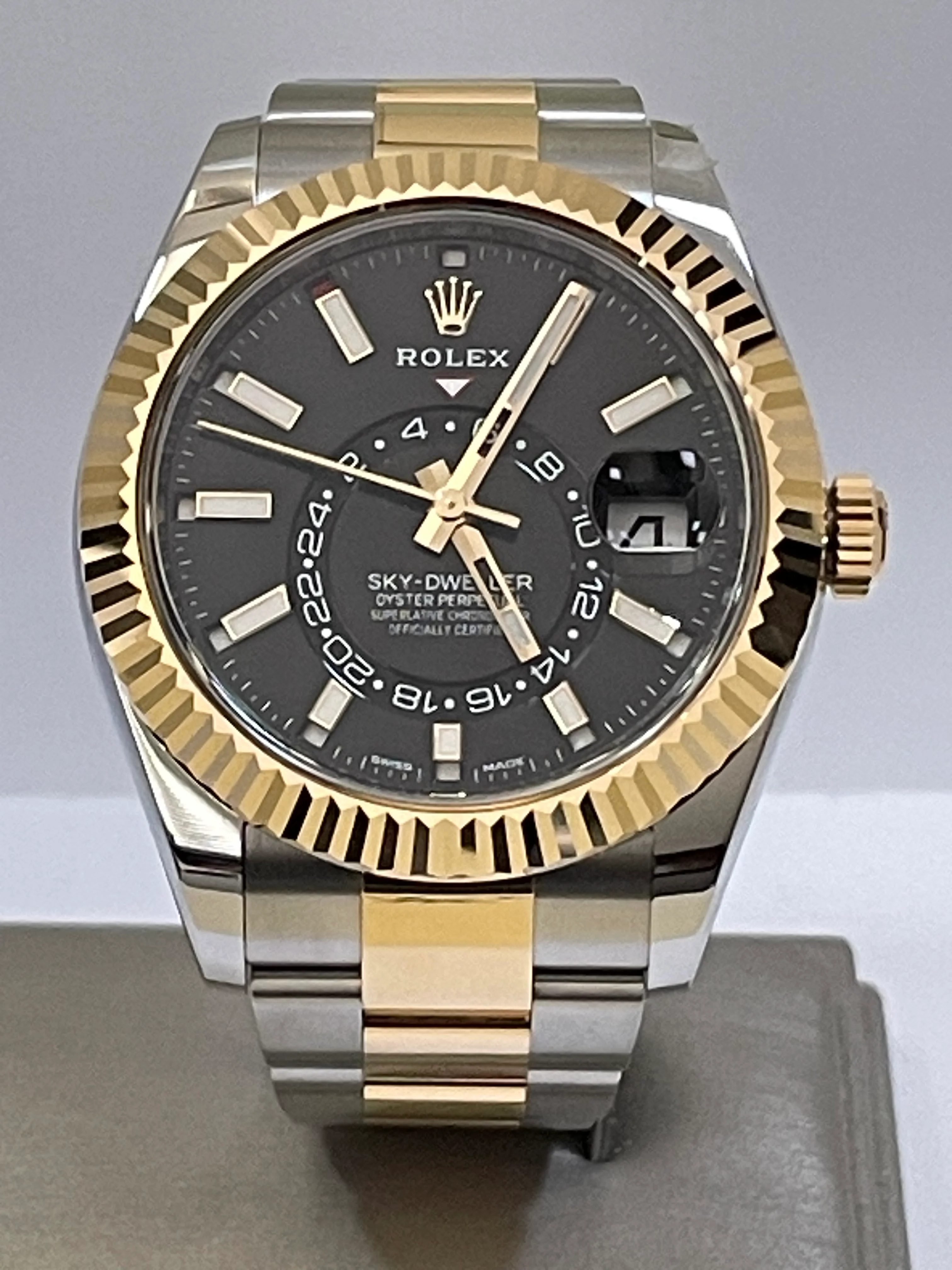 Rolex,Sky-Dweller Yellow Rolesor Sky-Dweller - 2023 - Black Index Dial - Oyster Bracelet - 326933
