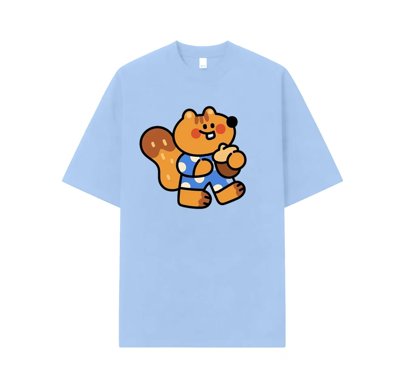 A cute short-sleeved shirt with a squirrel eating pine cones printed on it is a must-have item in your summer wardrobe.