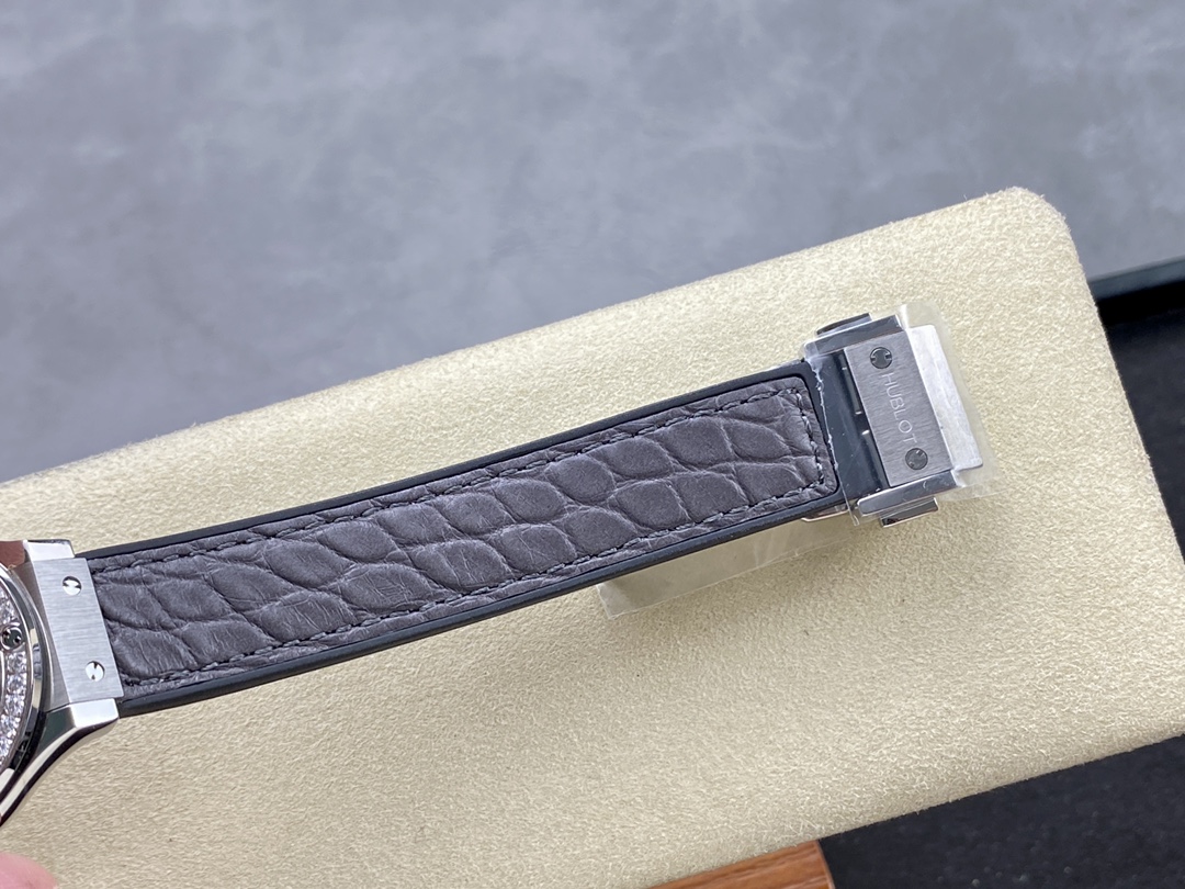 Hublot Classic Fusion 581.NX.7071.LR.1104 33mm Grey Lady Replica Watch