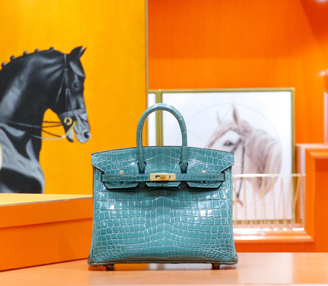 Hermès Birkin platinum bag, Verona green color, glossy crocodile skin, gold buckle, 25-30cm long customization