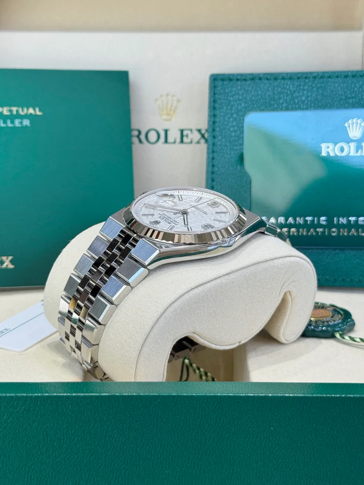 Rolex Land-Dweller 40 Oyster, 40 mm, Oystersteel and white gold M127334-0001