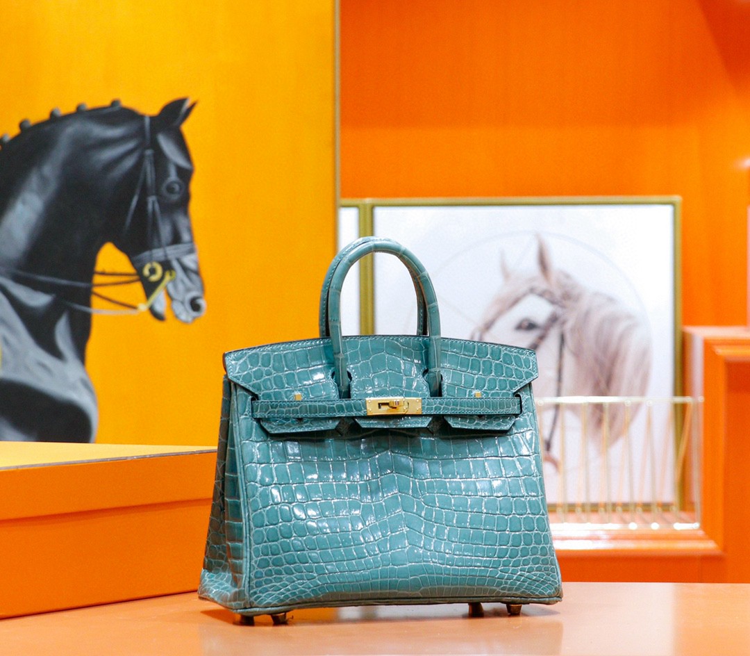 Hermès Birkin platinum bag, Verona green color, glossy crocodile skin, gold buckle, 25-30cm long customization