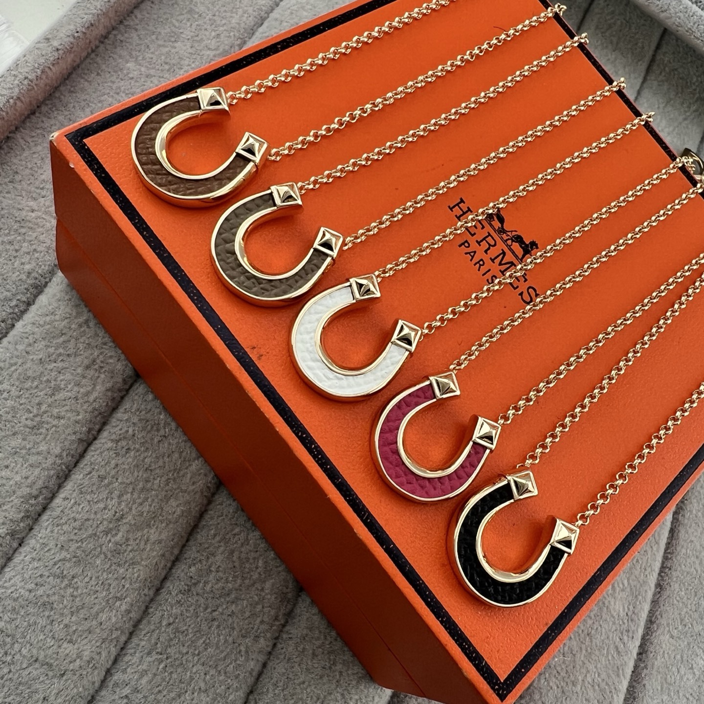 Horse head U-shaped pendant necklace - Artisantouchss