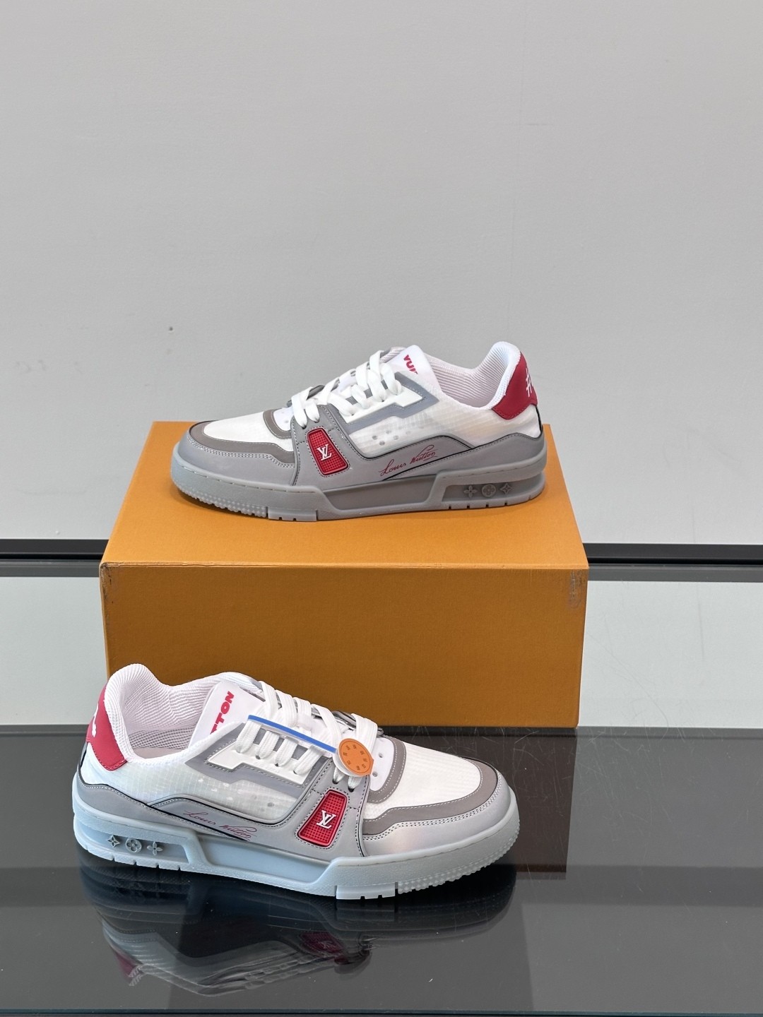L X V TRAINER detail 4
