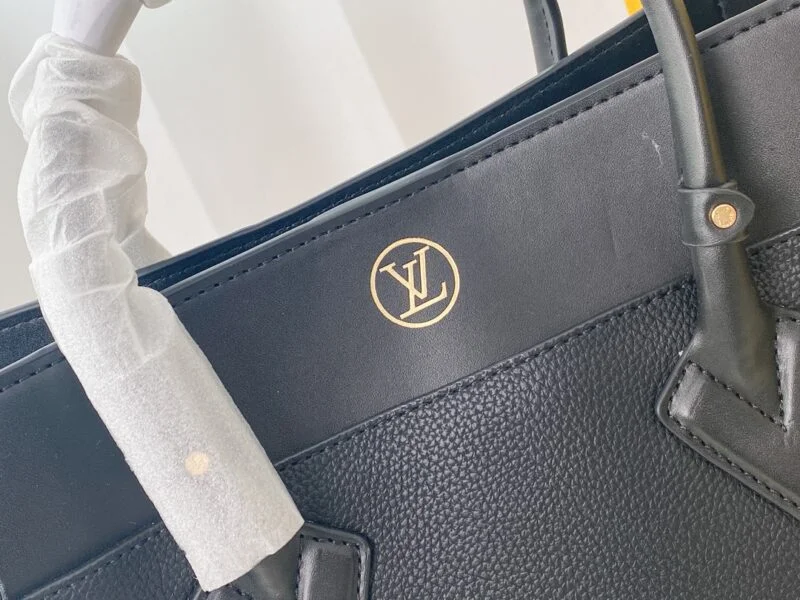 Louis Vuitton On My Side M53824