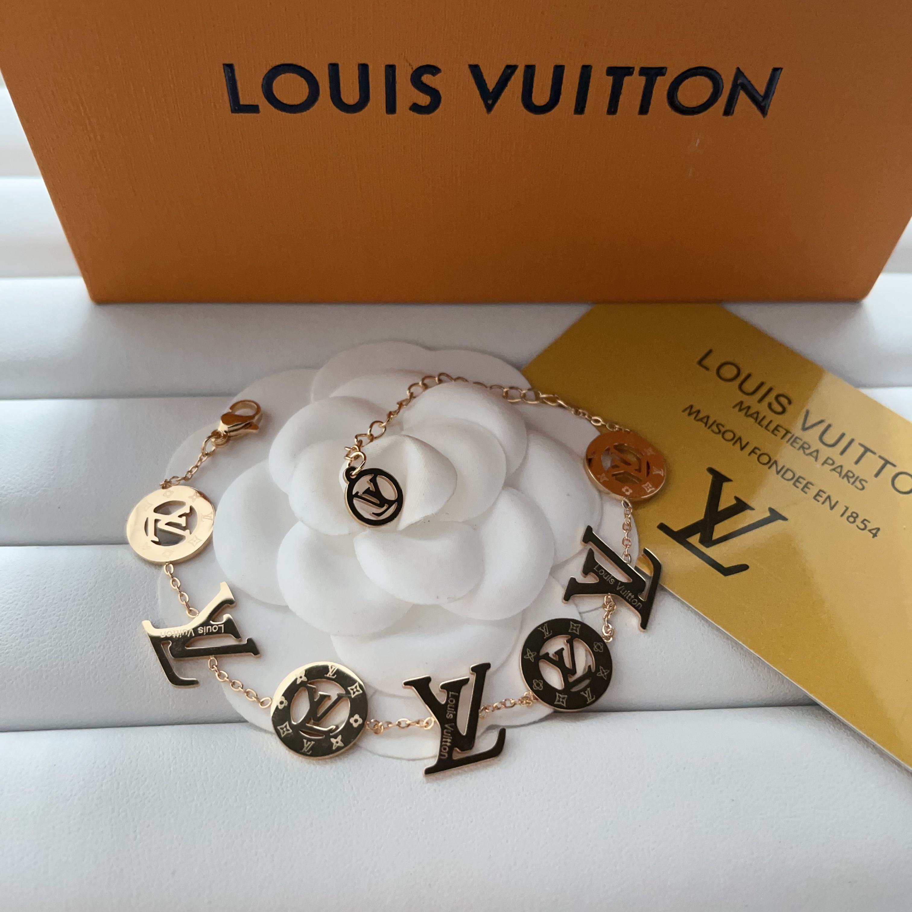 C-gold bracelet Adjustable size