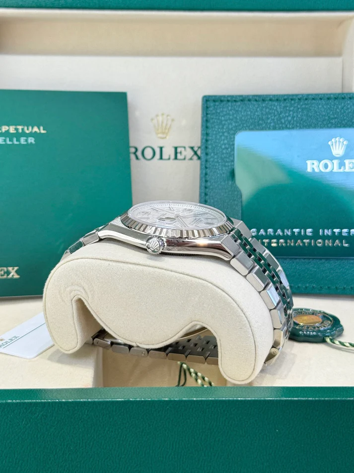 Rolex Land-Dweller 40 Oyster, 40 mm, Oystersteel and white gold M127334-0001