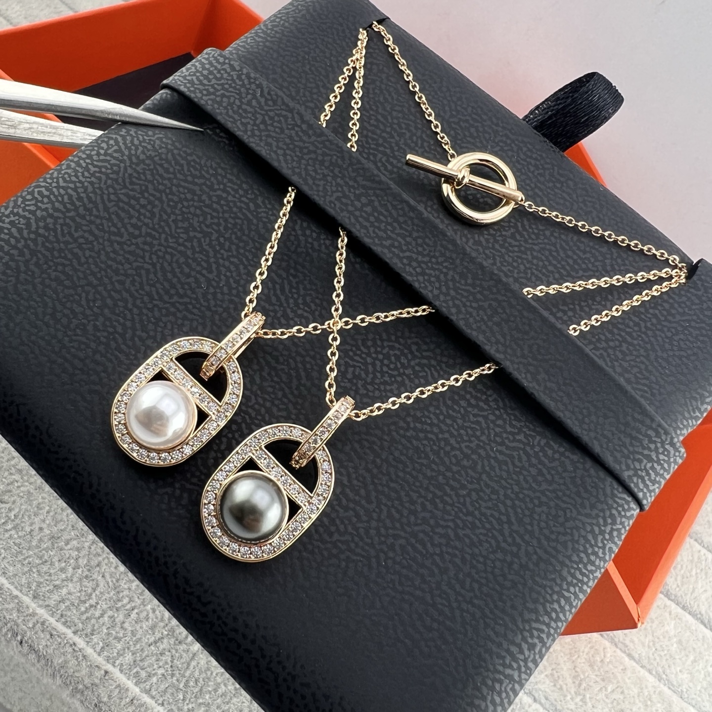 Diamond-encrusted pearl clasp necklace - Artisantouchss