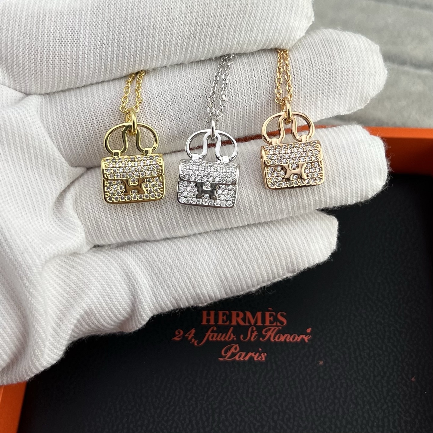 Diamond-encrusted bag clasp necklace - Artisantouchss