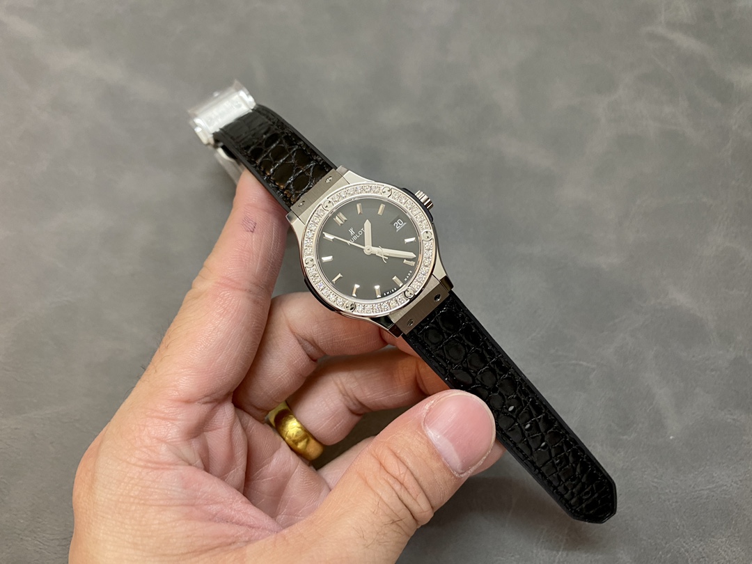 Hublot Classic Fusion 581.NX.1171.LR.1104 33mm Lady Watch