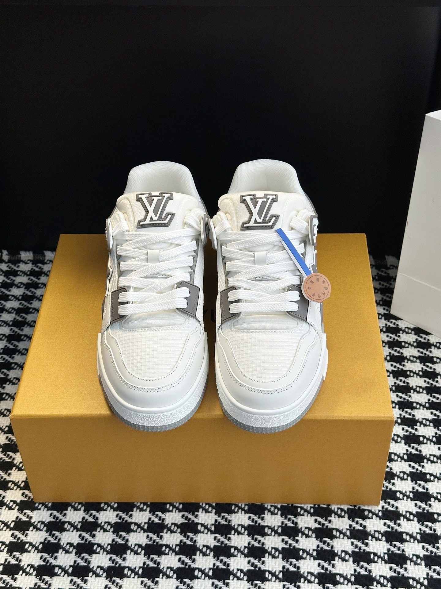 L X V SNEAKERS detail 4