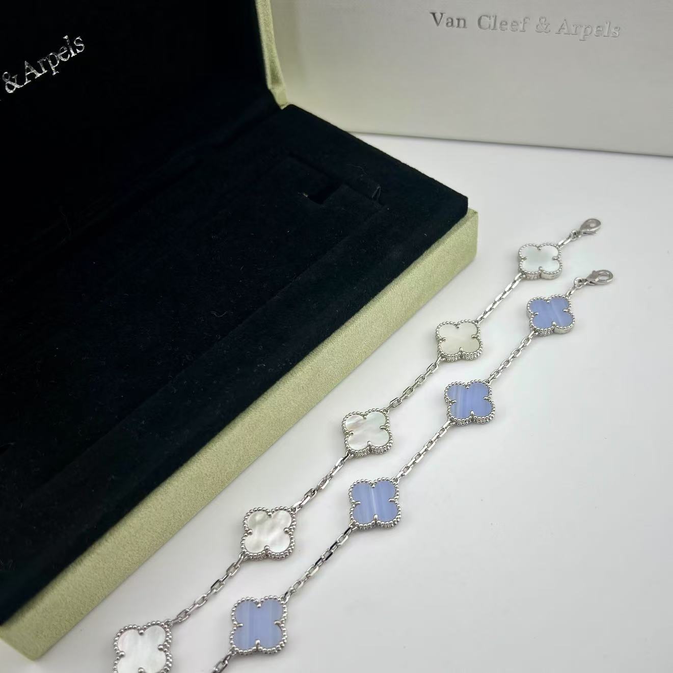 Four-leaf clover whiteblue mother-of-pearl bracelet - Artisantouchss