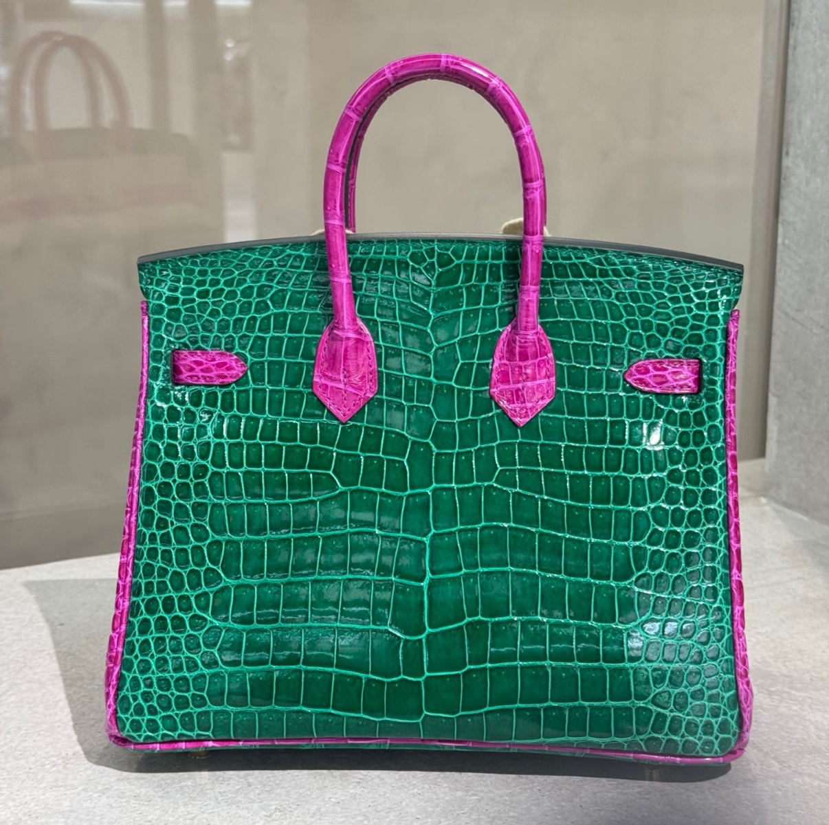 Hermès 25-35 inverted V shiny crocodile leather emerald green