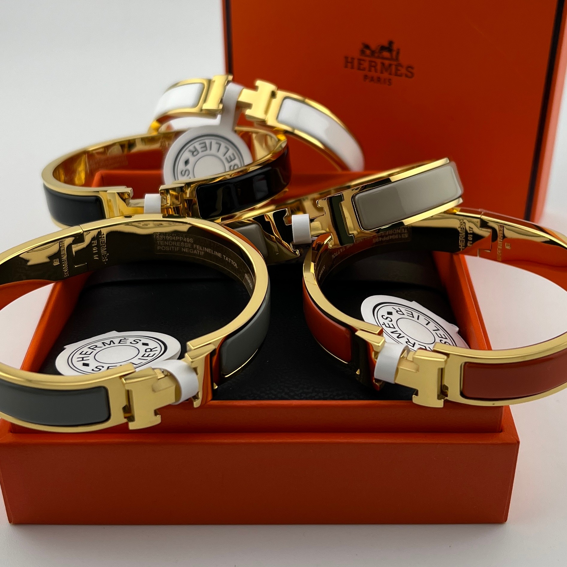 H-shaped enamel bracelet - Artisantouchss