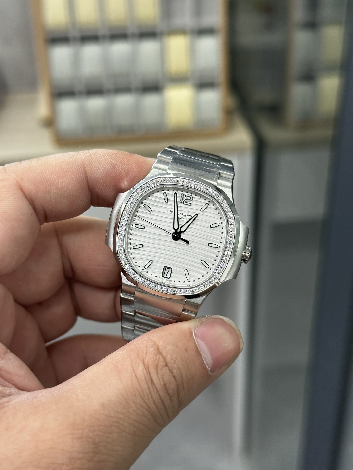 Patek Philippe Nautilus Automatic Diamond White Dial 7118 1200A 010