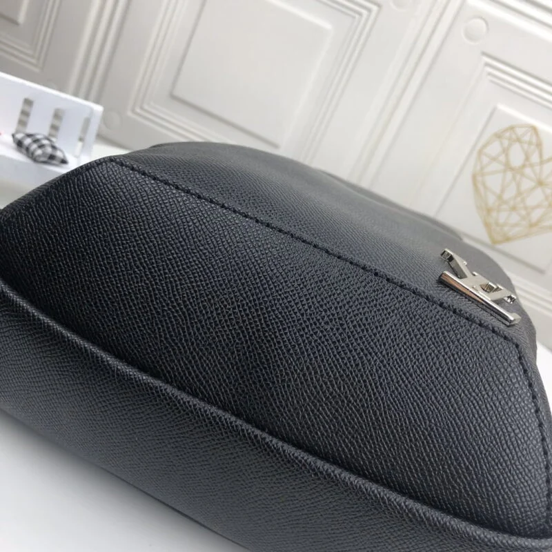 Louis Vuitton Avenue Sling Bag M30443