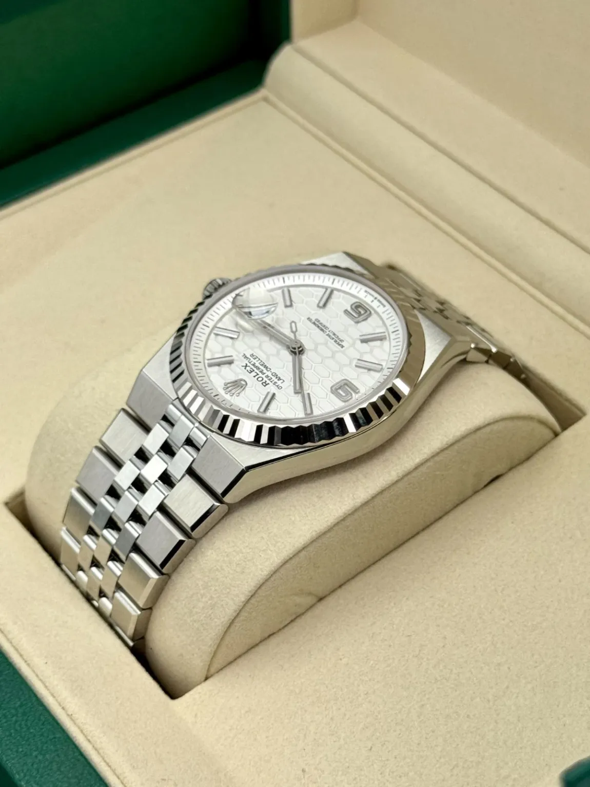 Rolex Land-Dweller 40 Oyster, 40 mm, Oystersteel and white gold M127334-0001