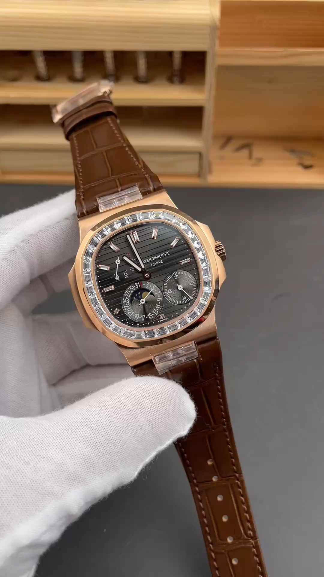Replica Patek Philippe Nautilus 5724 001 40mm Mens Watch
