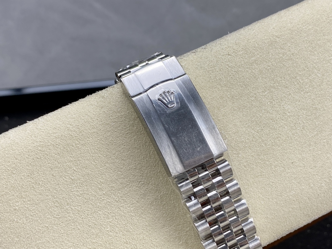 Rolex Datejust 41mm m126300 0004 Silver Stick DIal Oystersteel Case Domed Bezel