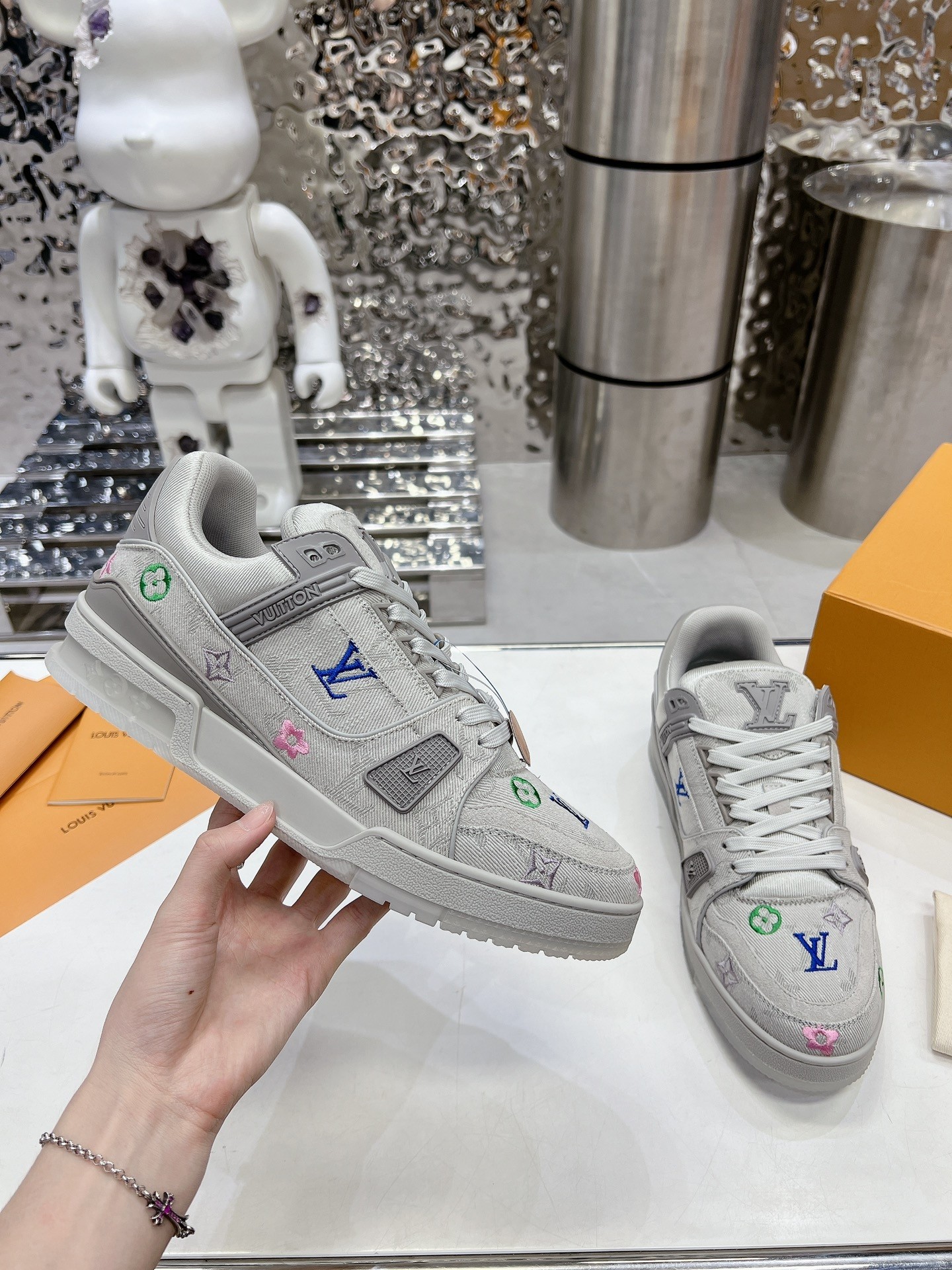 L X V TRAINER detail 5
