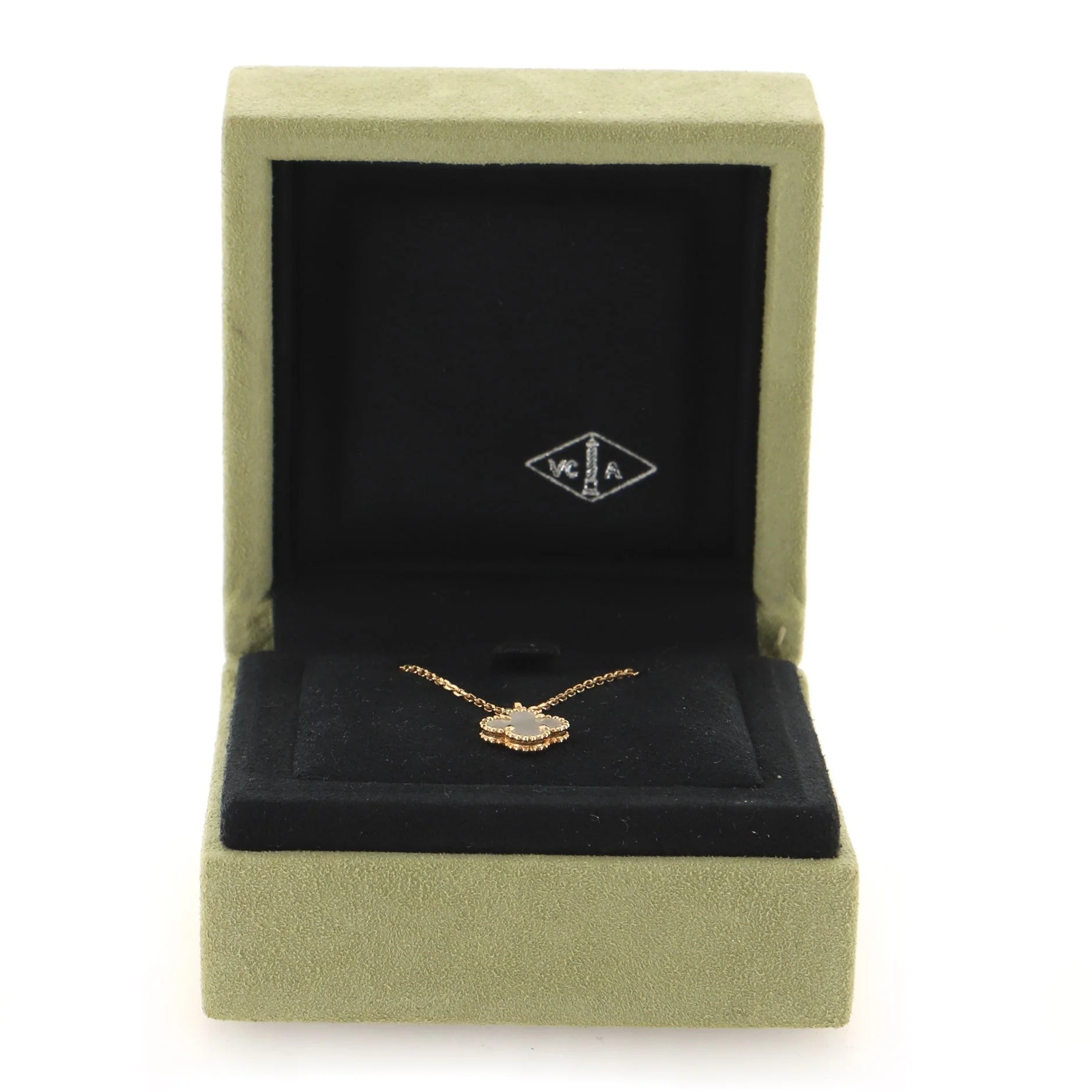 Sweet Alhambra Pendant Necklace 18K Yellow Gold and Mother of Pearl