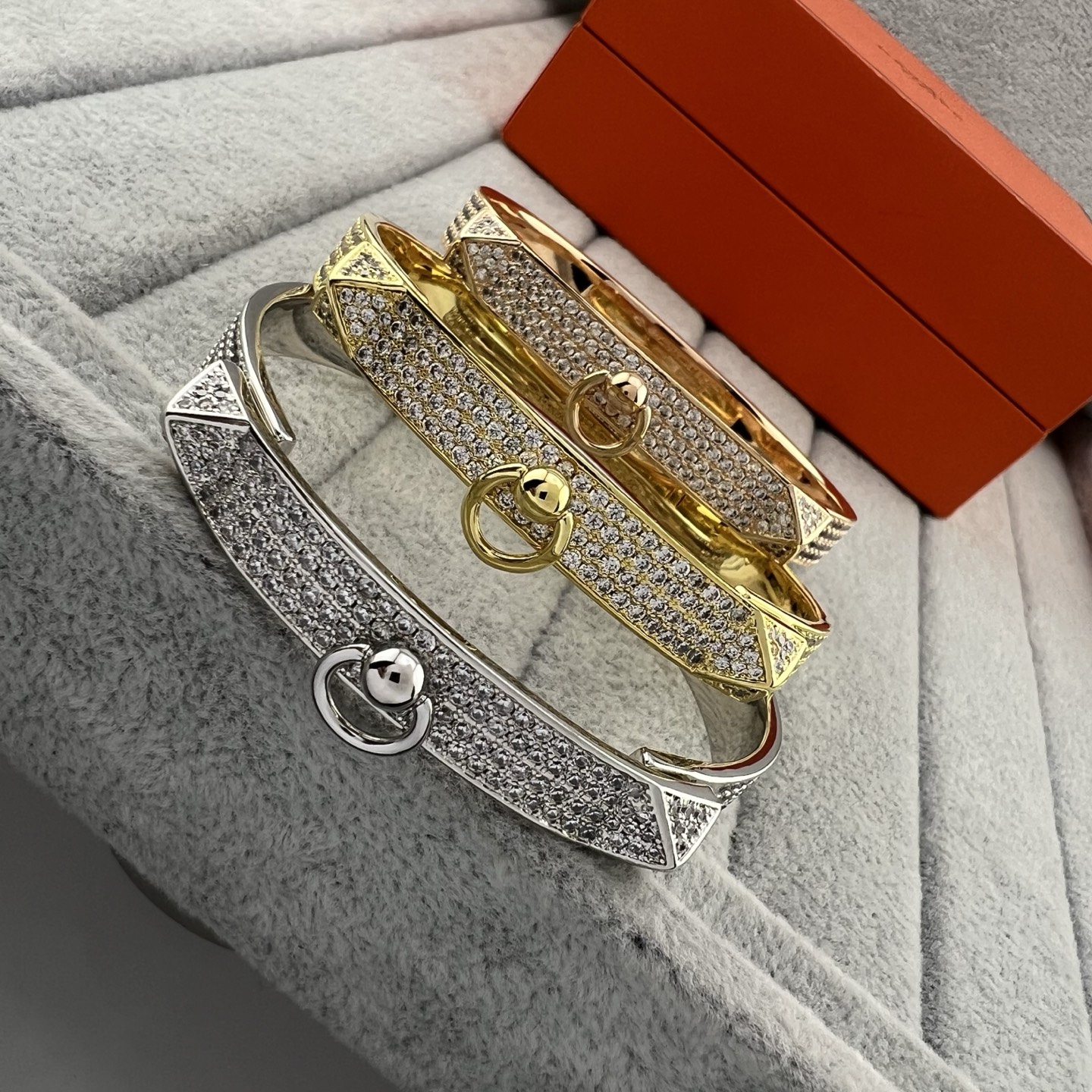 Pyramid-shaped fully pavé-set bracelet - Artisantouchss