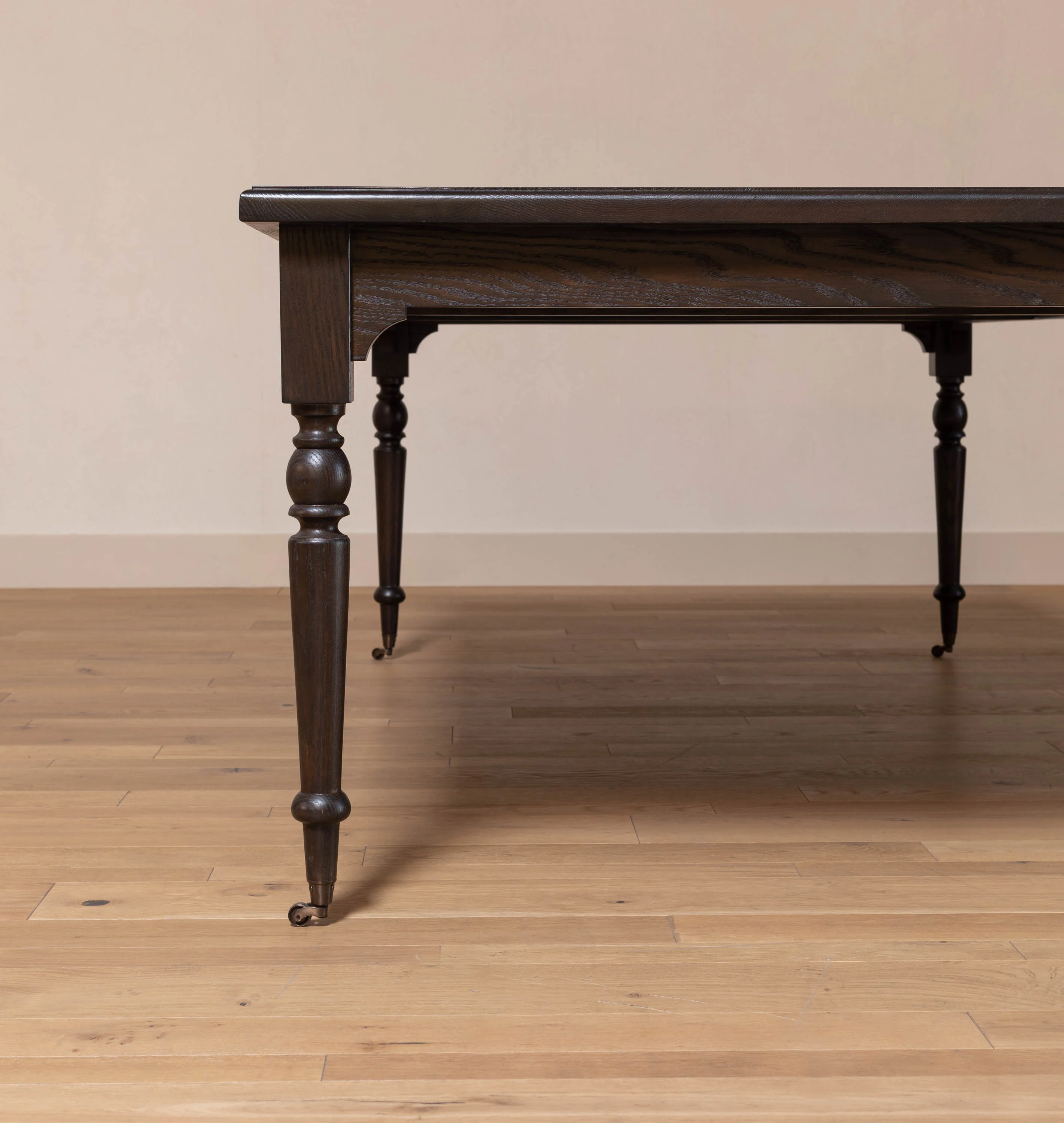 Lavi Dining Table