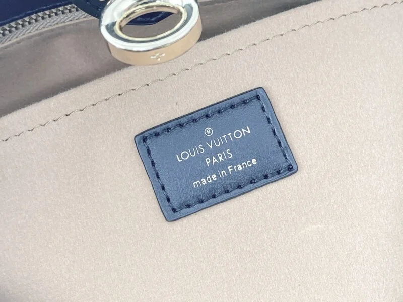 Louis Vuitton On My Side M53824
