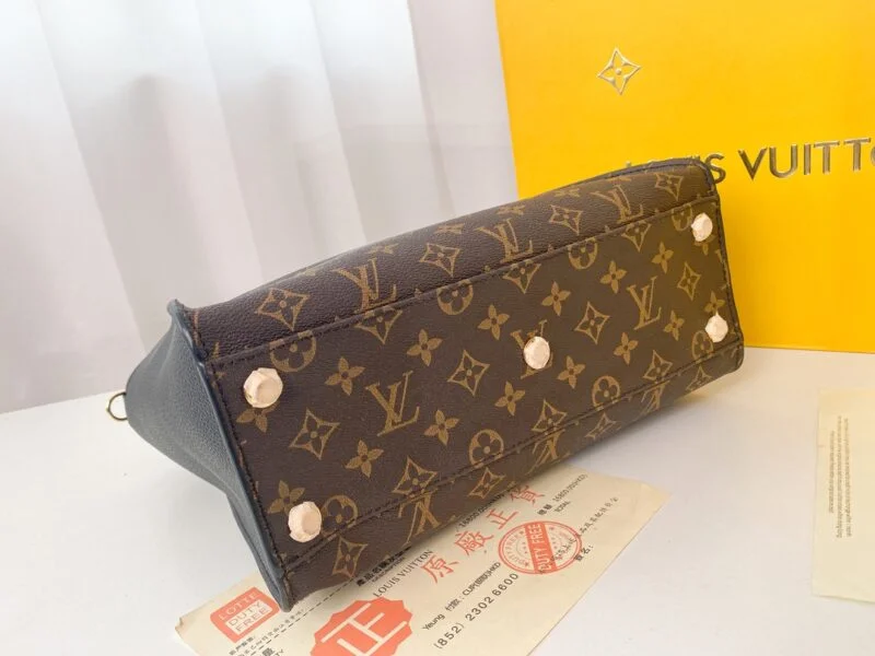 Louis Vuitton On My Side M53827