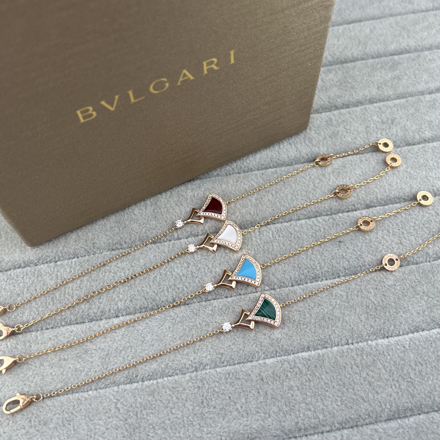 Rhinestone-embellished bracelet - Artisantouchss