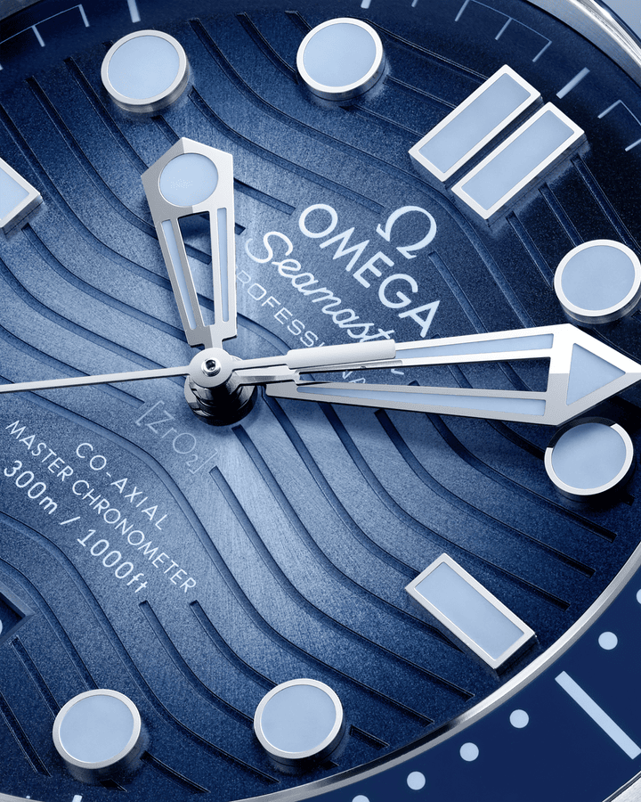 Omega Seamaster Series 300m diving watch 42mm, stainless steel case with rubber strap