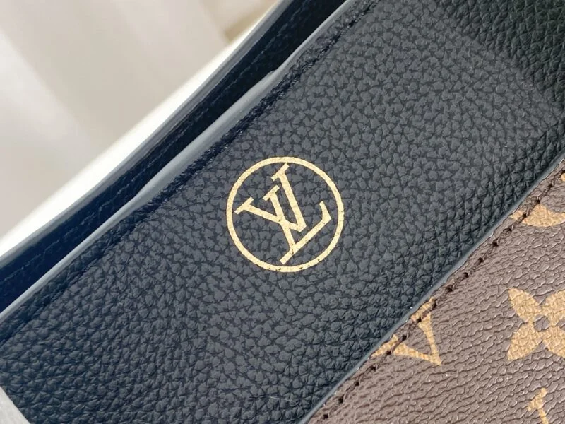 Louis Vuitton On My Side M53827