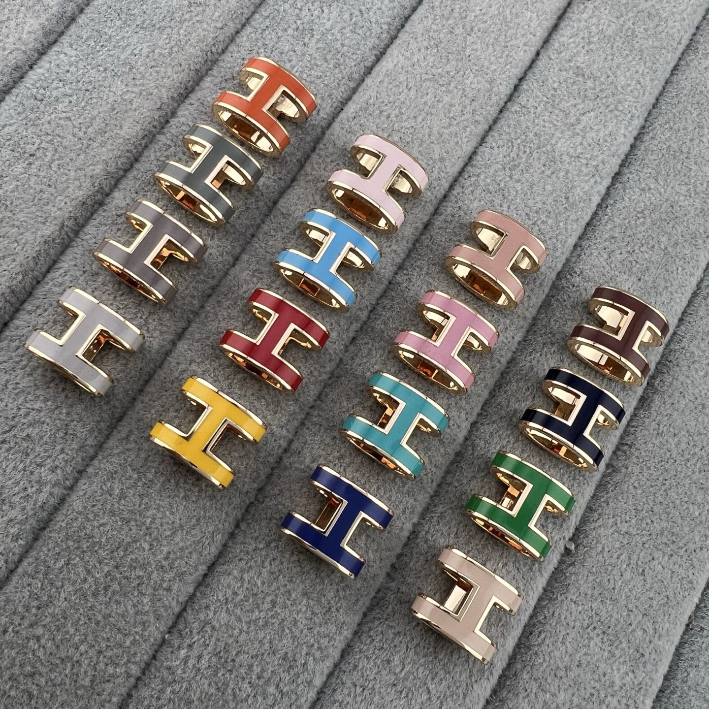 H-shaped enamel pendant necklace - Artisantouchss