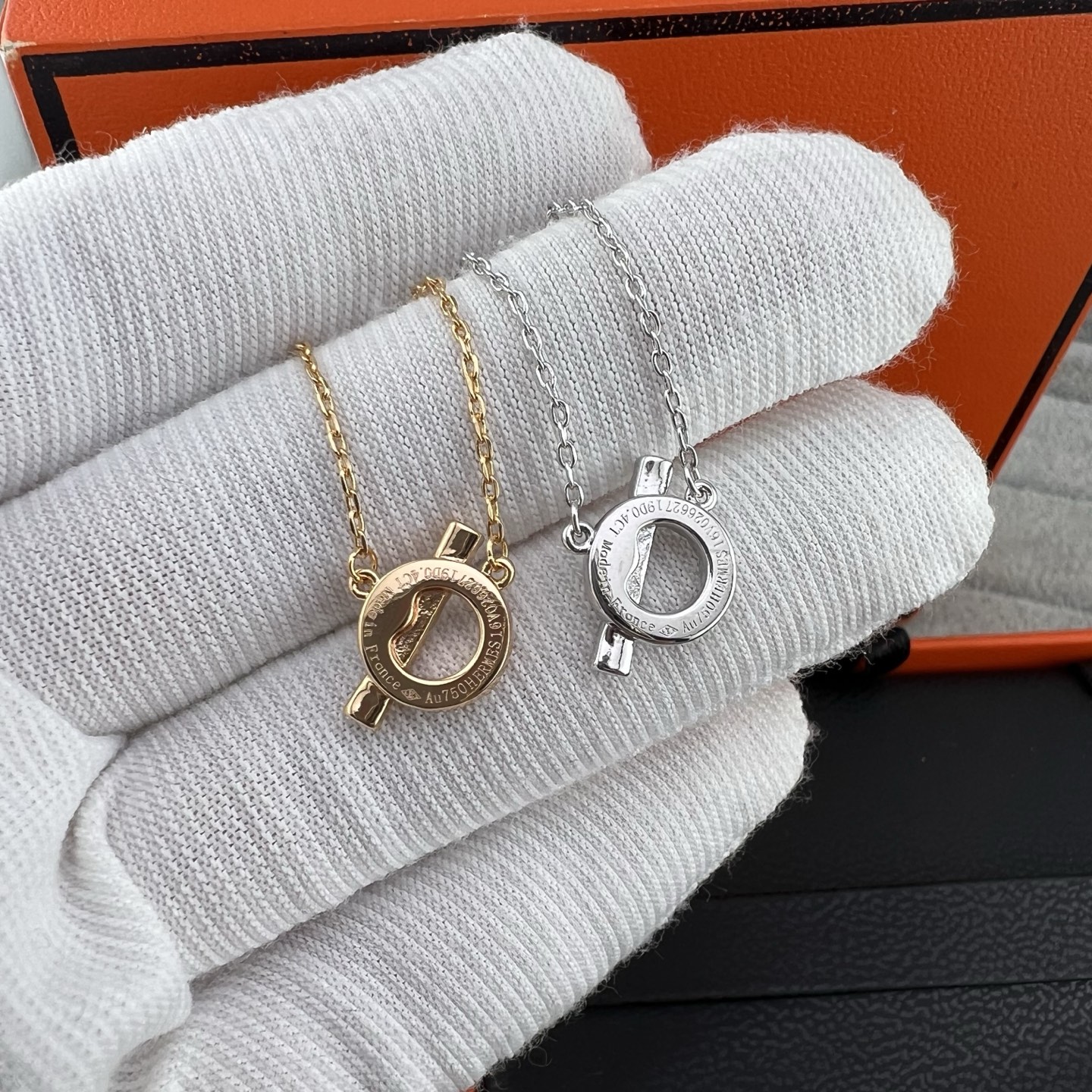 Full Diamond Q Necklace - Artisantouchss