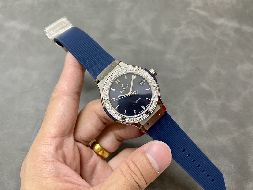 565.NX.7170.RX.1204 Hublot Classic Fusion Titanium Blue Diamonds