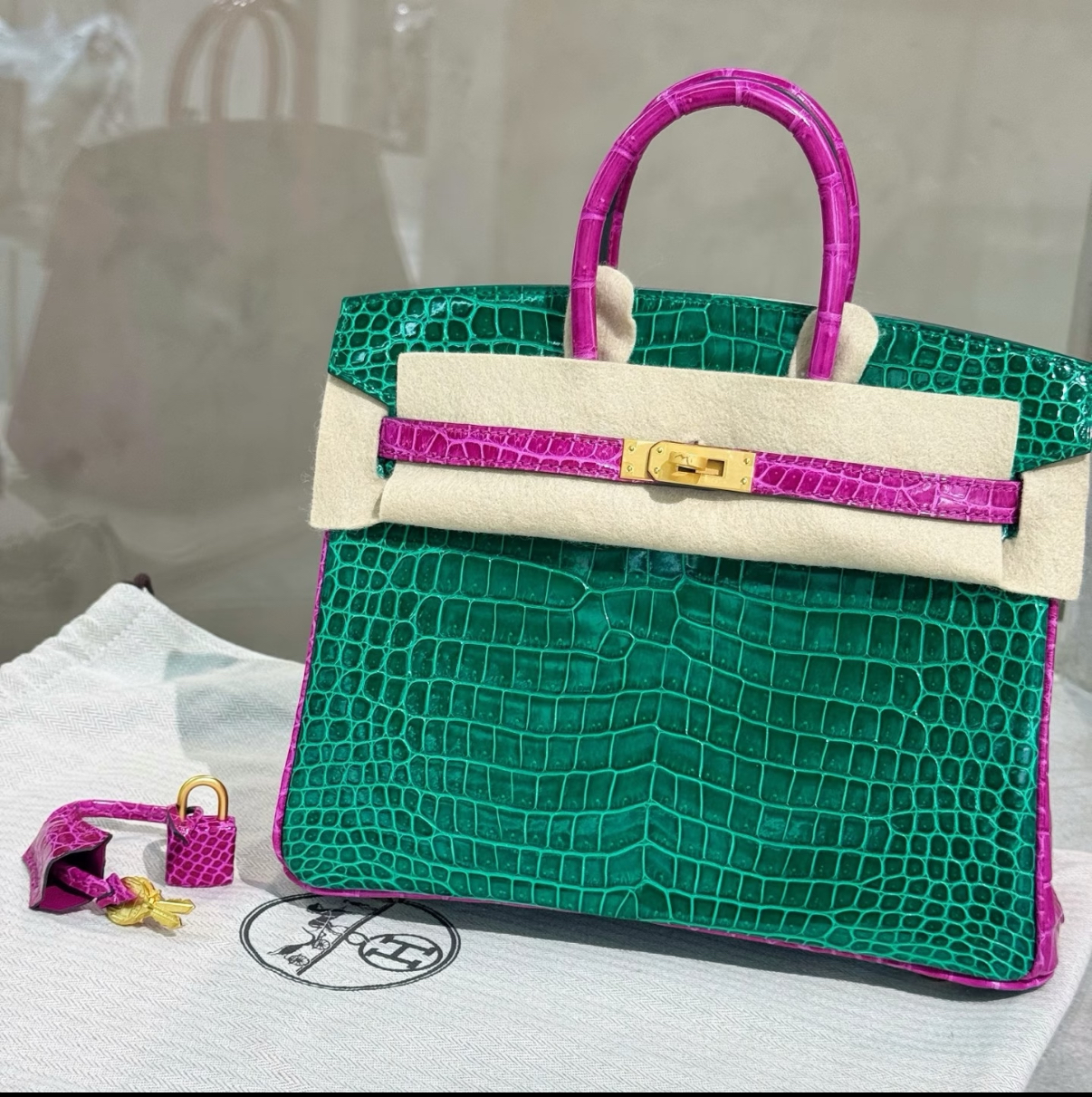 Hermès 25-35 inverted V shiny crocodile leather emerald green