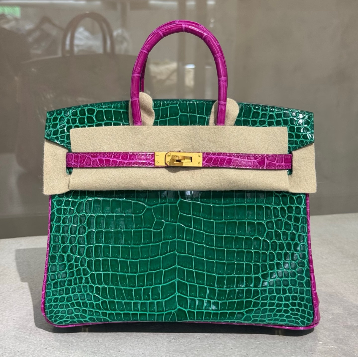 Hermès 25-35 inverted V shiny crocodile leather emerald green