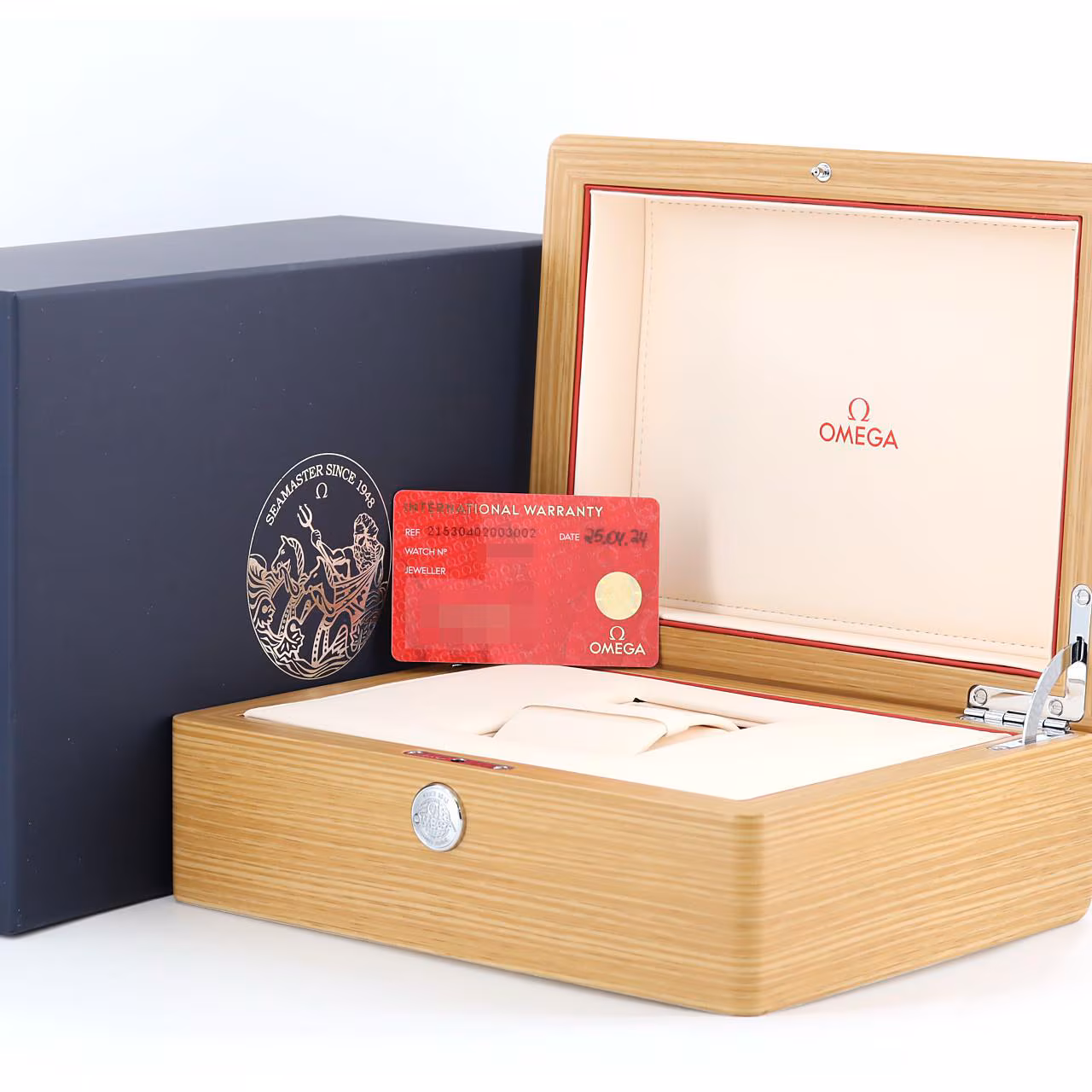 Seahorse Series AQUA TERRA 150M 43 mm, 18k Sedna™ gold case on 18k Sedna™ gold bracelet 220.50.43.22.02.001