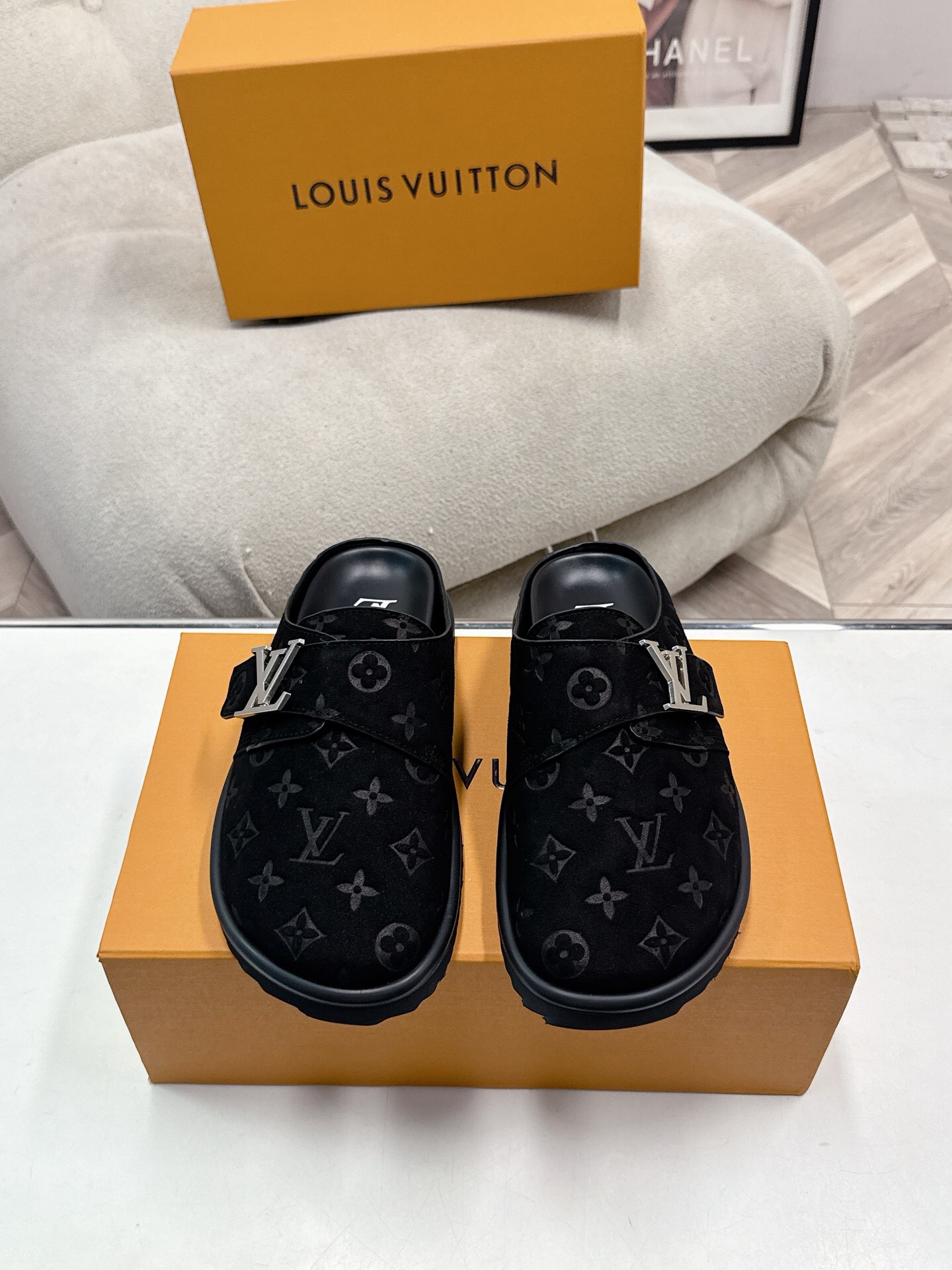 L X V slippers detail 2