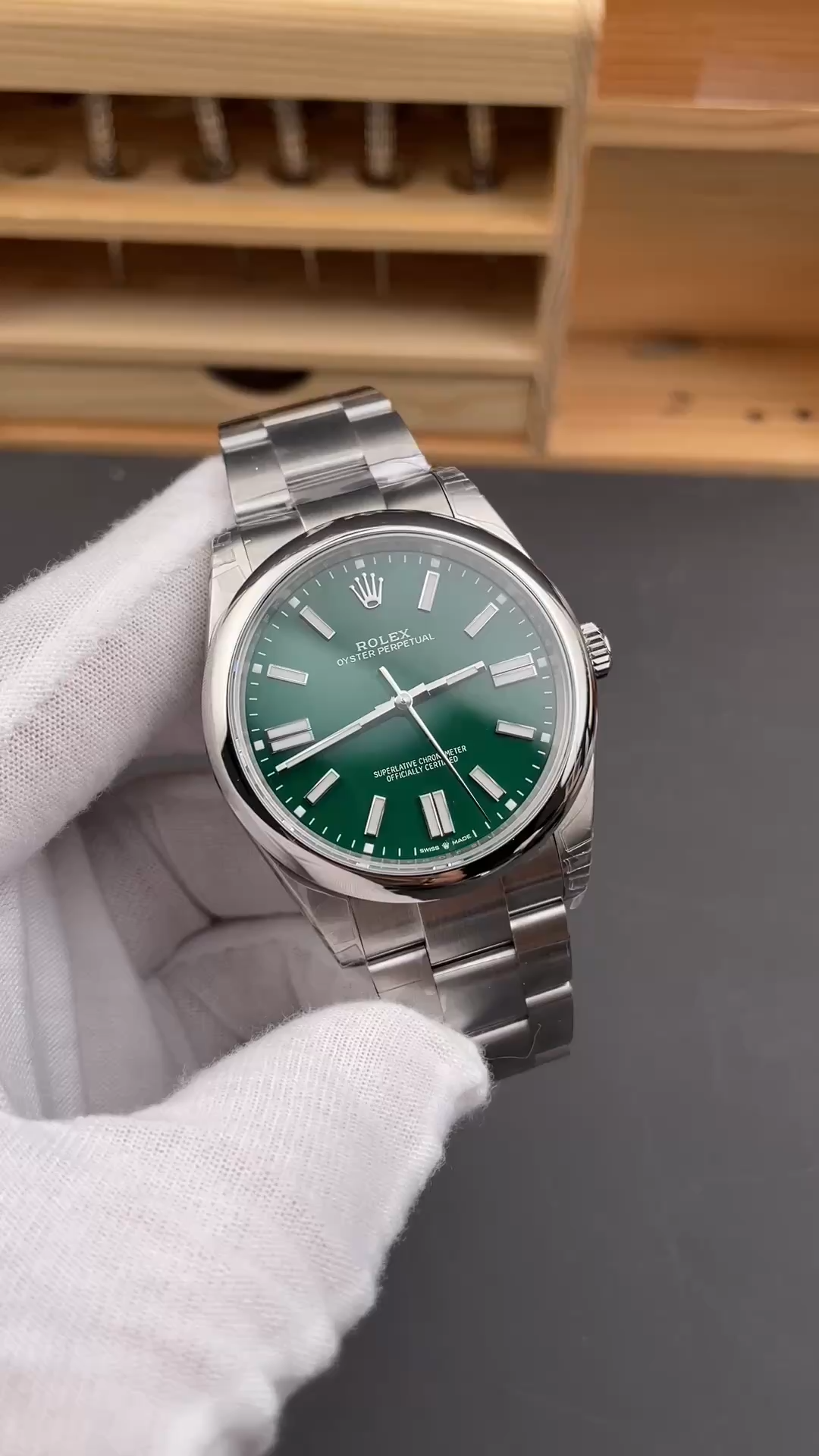 Rolex Oyster Perpetual 41 Green Dial 124300 0005 Men's Watch