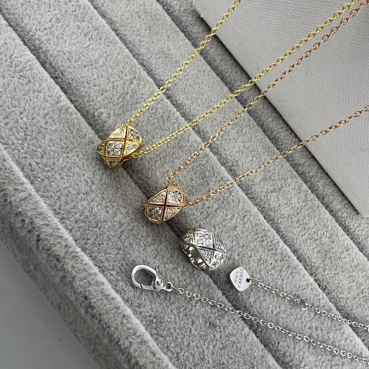 Large diamond-encrusted pendant necklace - Artisantouchss