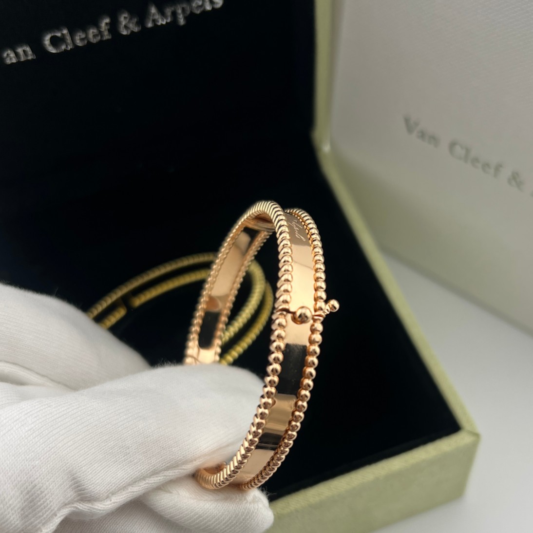 Smooth-finish beaded-edge signature bracelet - Artisantouchss