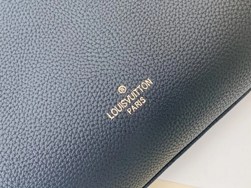 Louis Vuitton On My Side M53824