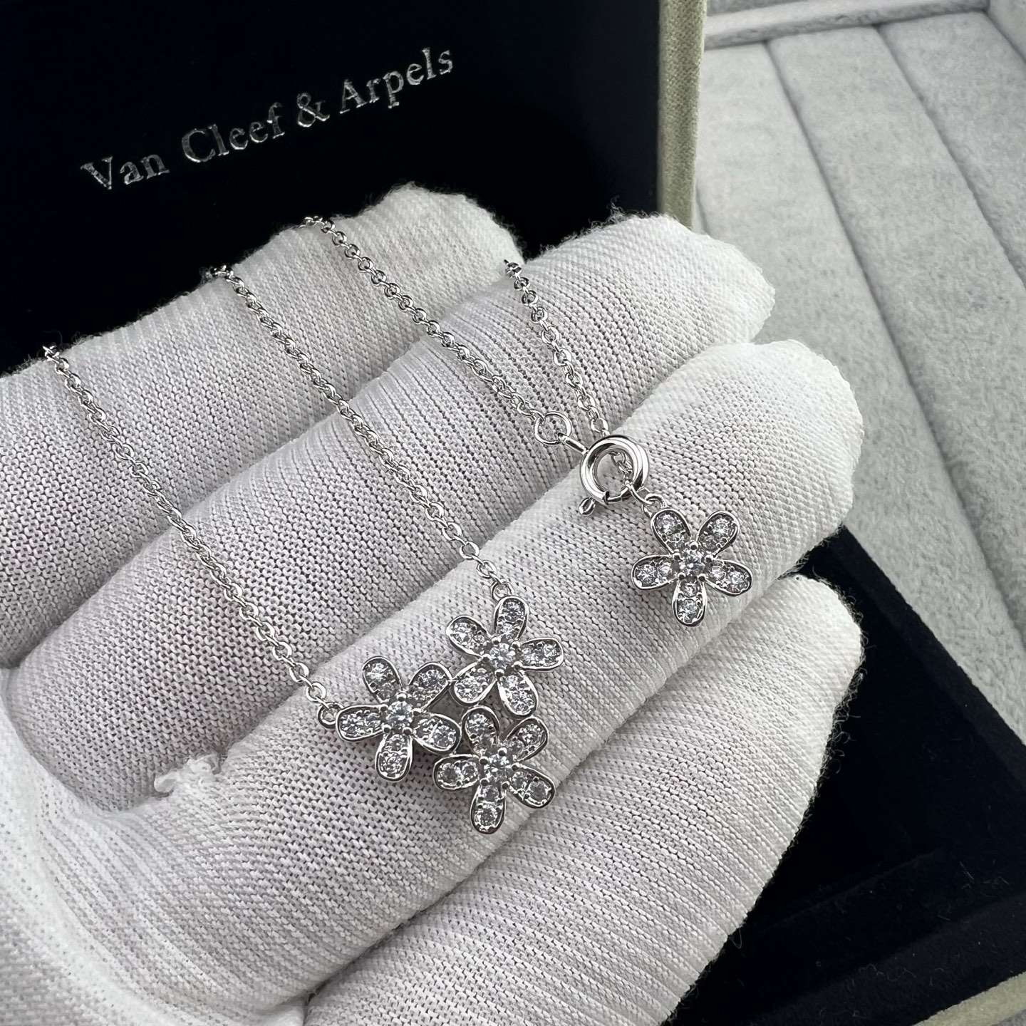 Socrate 3‑Flower Pendant Necklace - Artisantouchss
