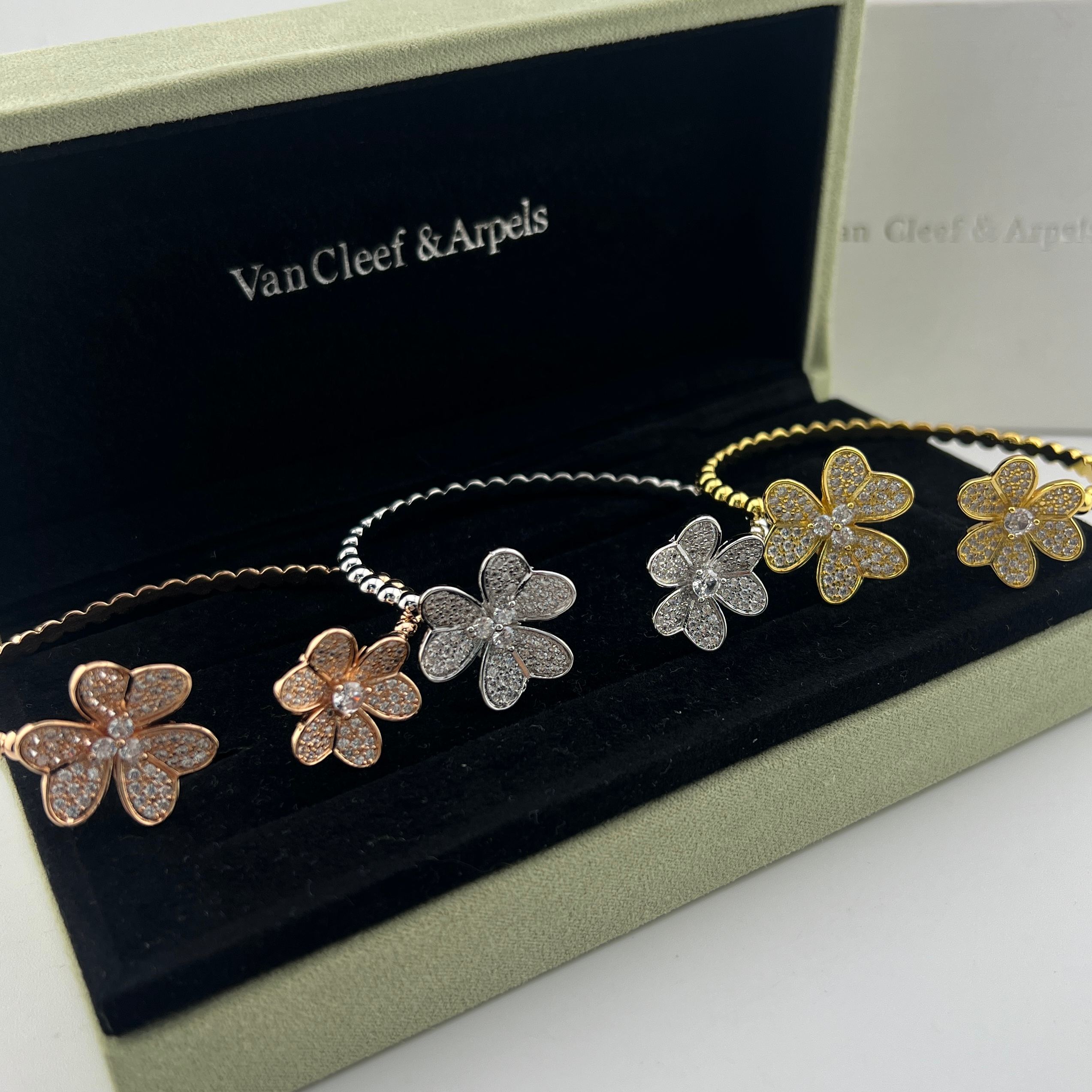 Pavé-set diamond four-leaf clover bracelet - Artisantouchss